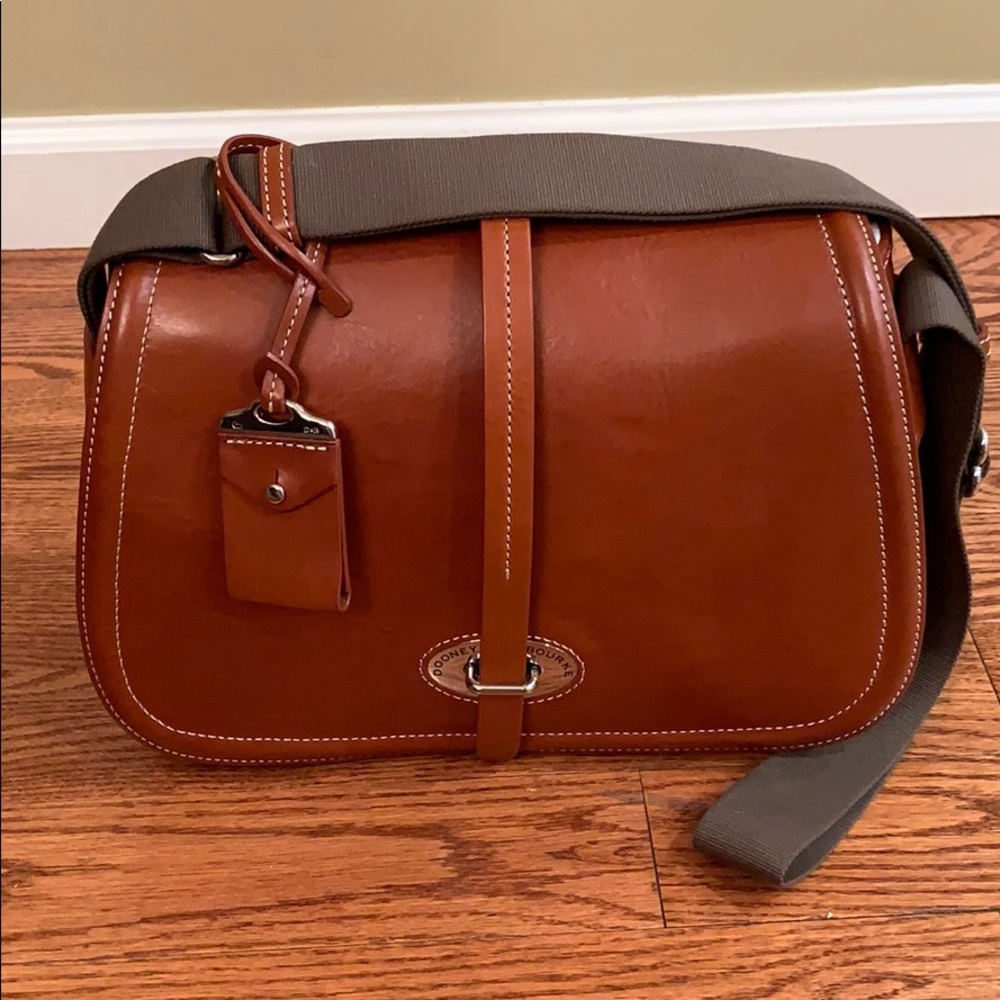 💖SALE💖Stunning Dooney & Bourke Saddle Bag